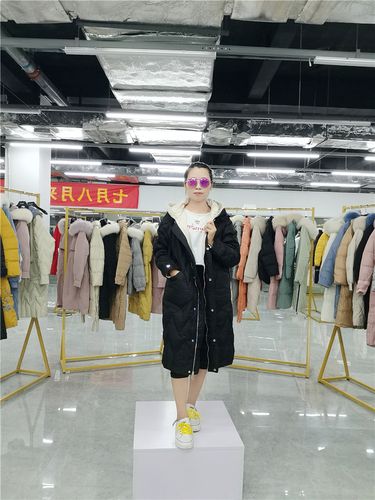 成都女裝批發一手貨源｜尾貨清倉多品牌羽絨服外套走份全攻略