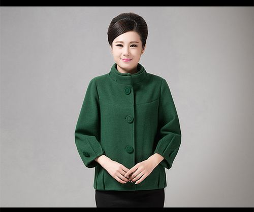 中年媽媽秋冬衣櫥必備 短款毛呢外套，穿出優雅與溫暖